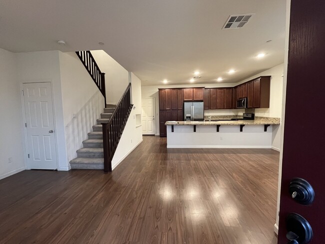 Building Photo - "Charming 3-Bed Sanctuary with 2.5 Baths i...