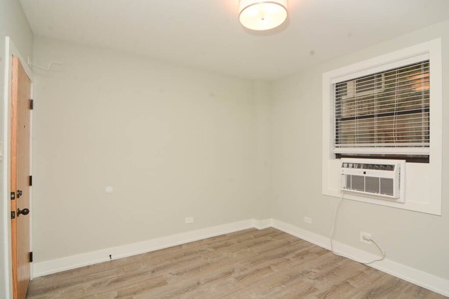 Building Photo - 553 W Belmont Ave