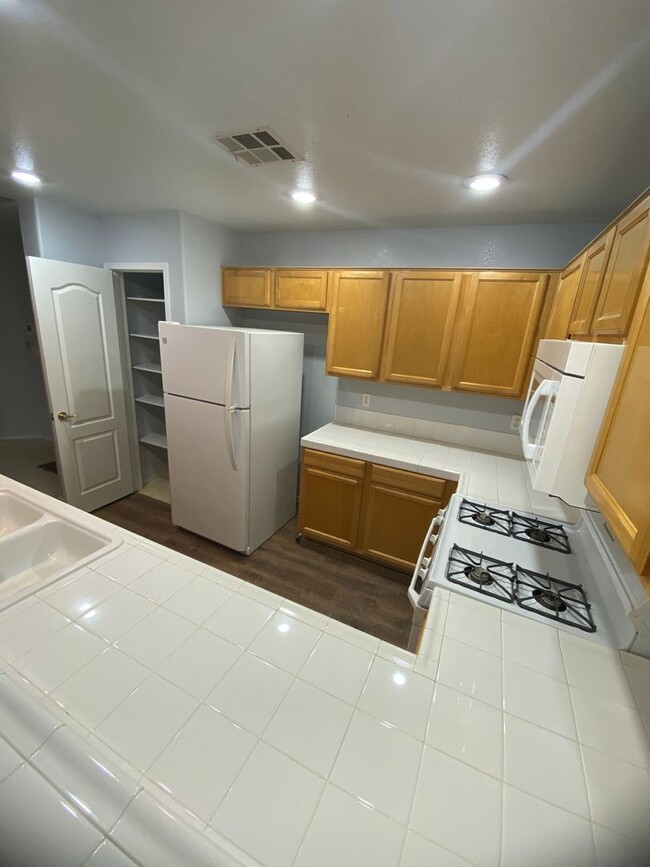 Building Photo - AMERICANA Property Mgmt - 3 beds Condo in ...