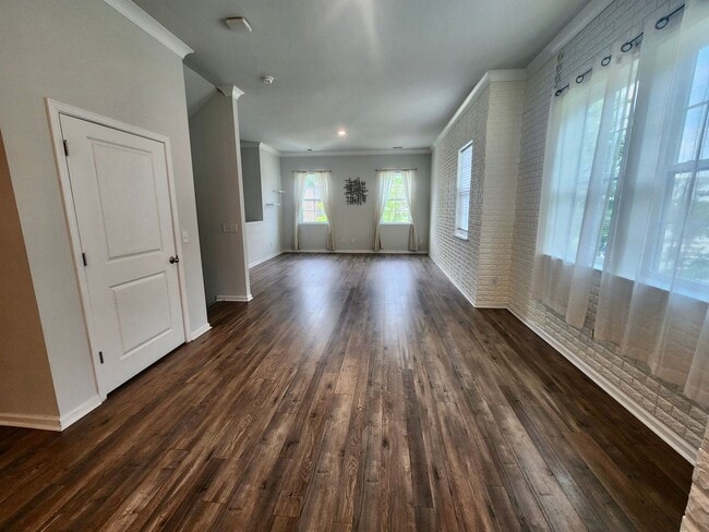 Building Photo - Well maintained end unit townhome in Grand...