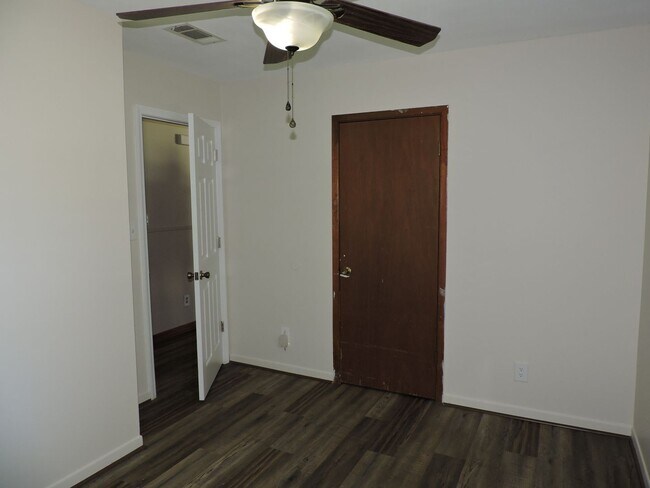 Building Photo - Convenient to schools, shopping & interstate.