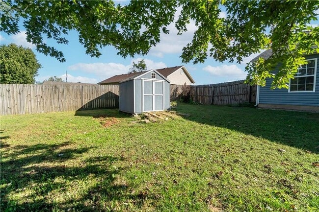 Building Photo - 2 bedroom 2 bath house, fenced, 1 car garage