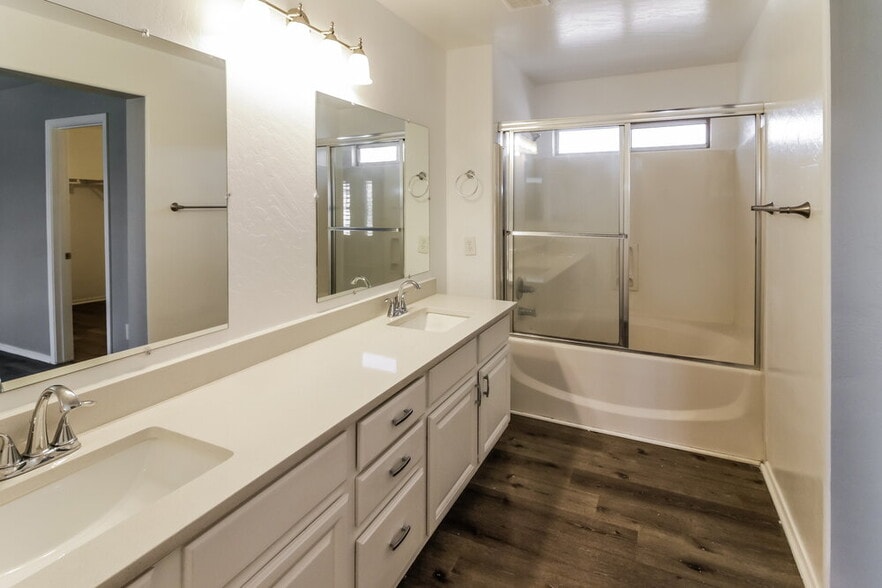 Building Photo - 2042 S 87th St