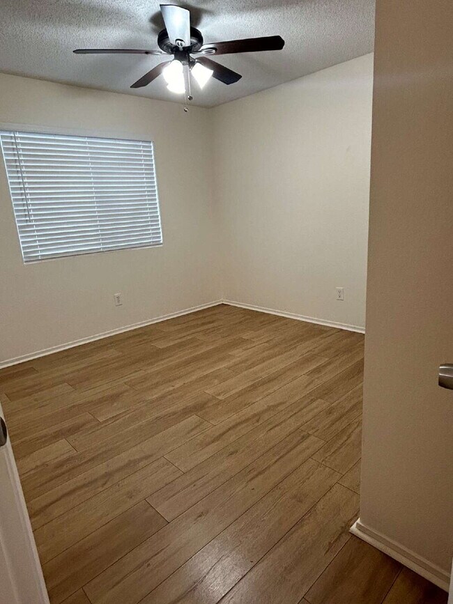 Building Photo - Cute! 4 bedroom, 2 bath Home in Bakersfield