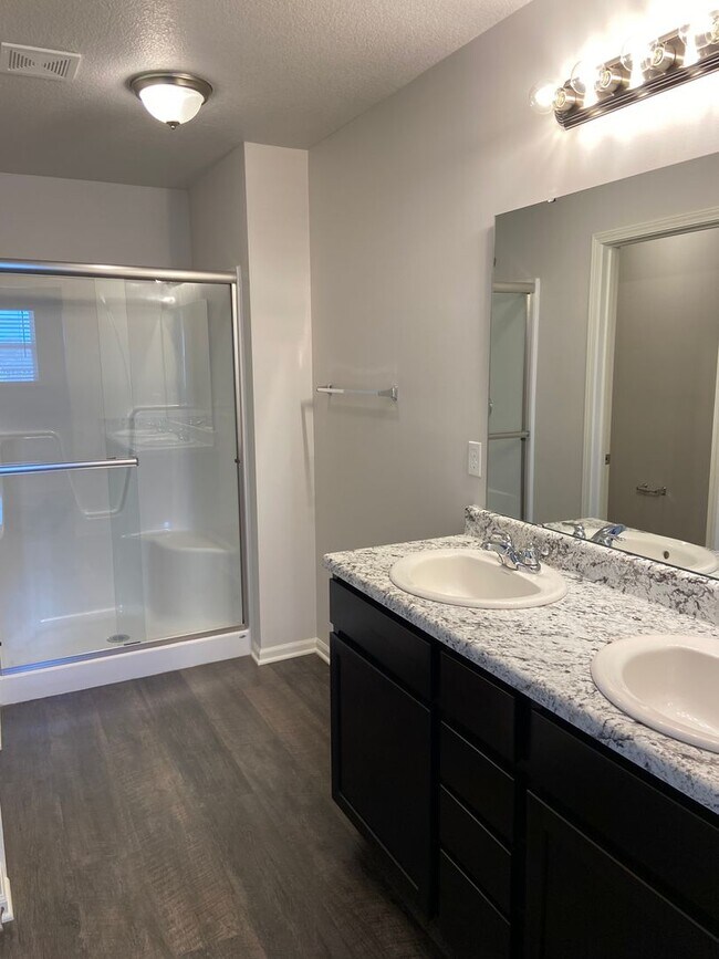 Building Photo - Pre-Leasing Now: Comfortable 3-Bedroom, 2.5-Bath Home in Oak Woods!