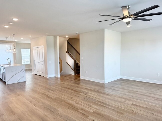 Building Photo - POTOMAC SHORES - BEAUTIFUL VIEWS! (interne...