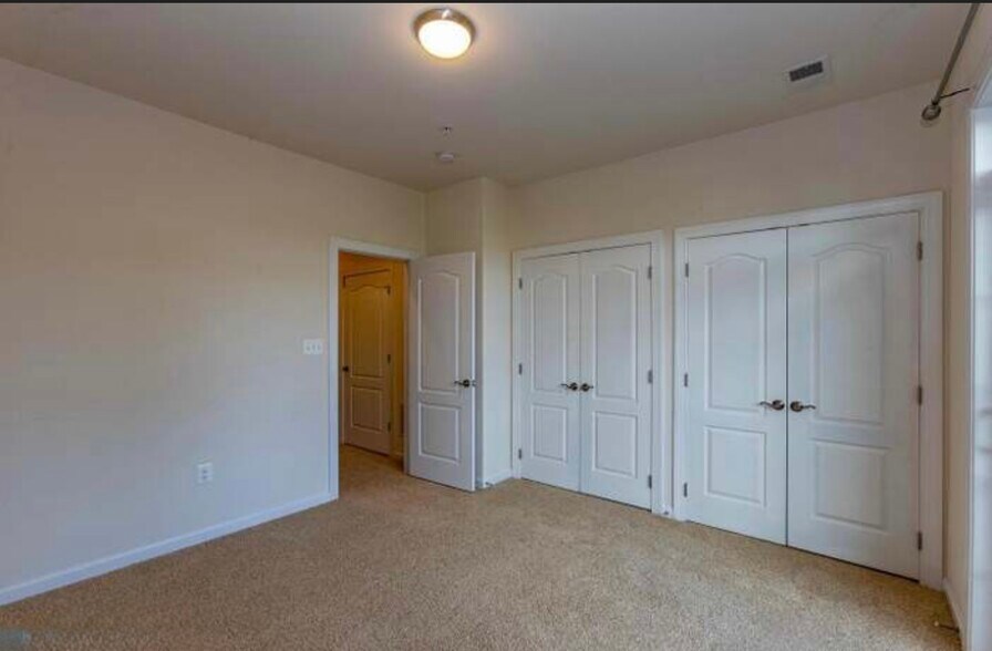 Building Photo - 7440 Riding Meadow Way
