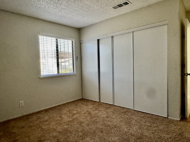 Building Photo - 2BR condo convenient location