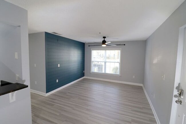 Building Photo - Newly renovated first floor condo! 2 bedrooms