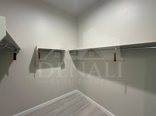 Building Photo - 6010 E Quail Ave