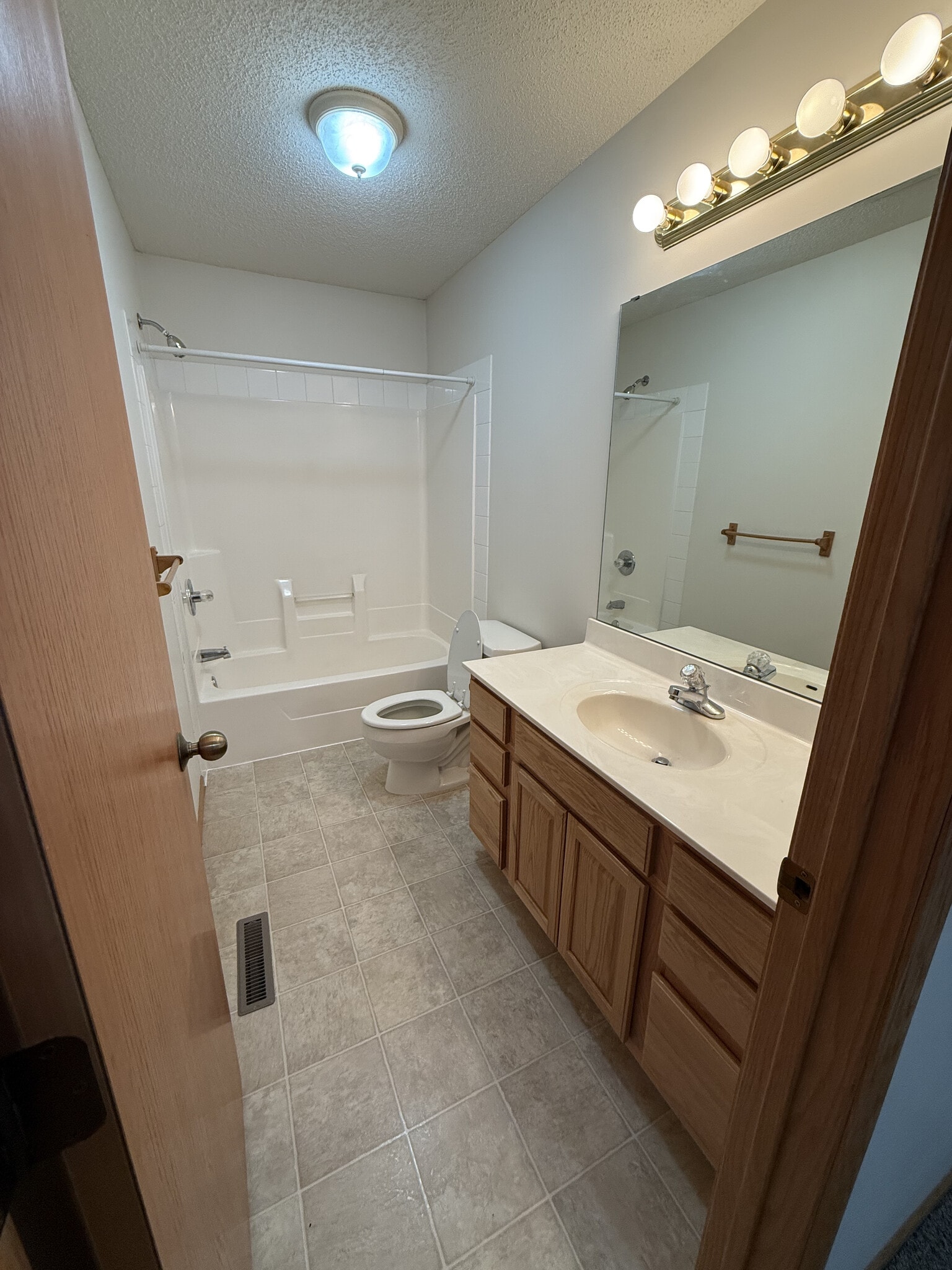 Main bath - 5293 Manchester Dr