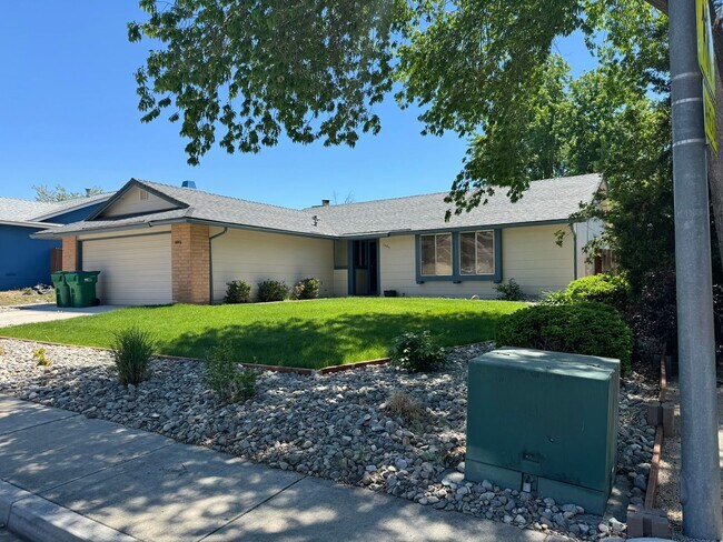 Building Photo - 3 Bedroom 2 bath with beautiful landscapin...