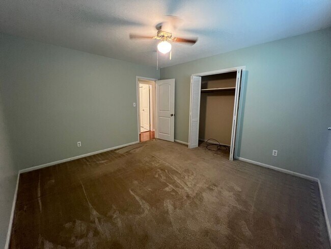 Building Photo - 3 bedroom 2 bathroom single level home in ...