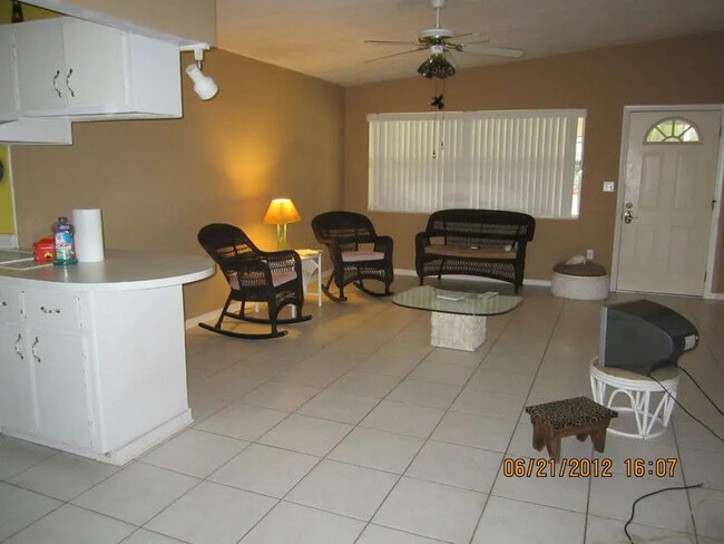 Living room - 2286 Sherwood Dr