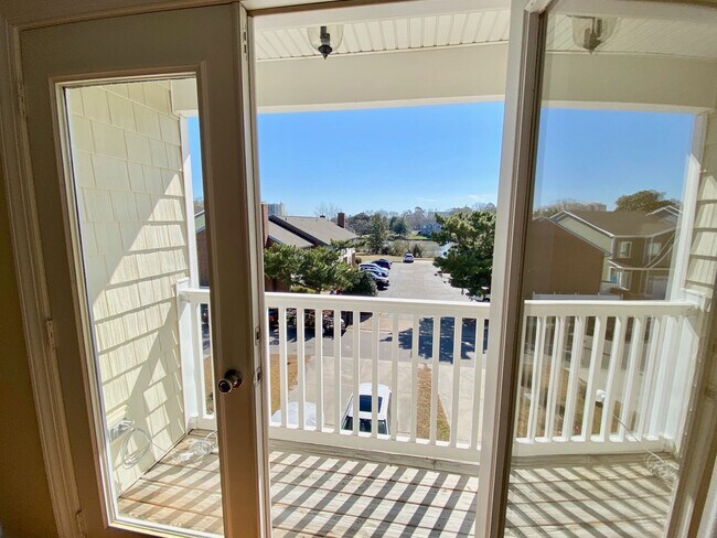 Building Photo - 3BD/3.5 Condo with Garage & Backyard in Shadowlawn! Blocks to the Beach! AVAILABLE NOW!