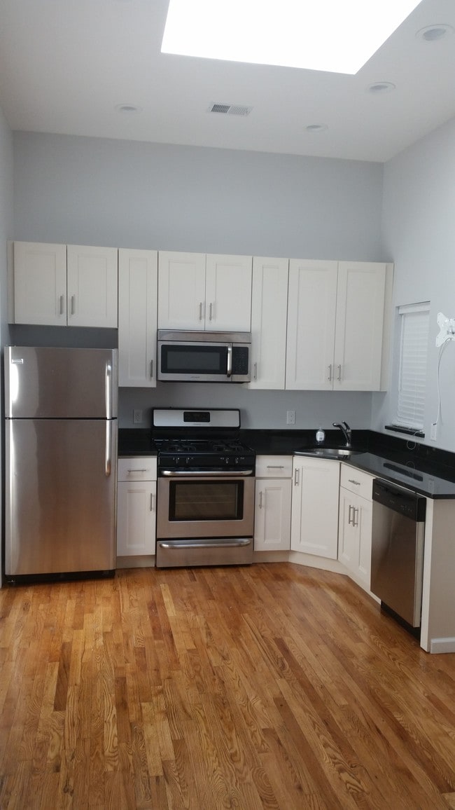 Primary Photo - 216 Hudson St