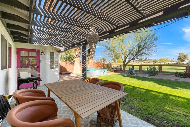 Building Photo - 77590 California Dr