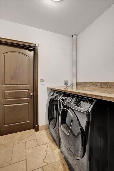 Building Photo - 3100 NE 56th Ct