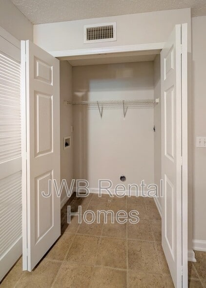Building Photo - 8473 McGirts Village Ln
