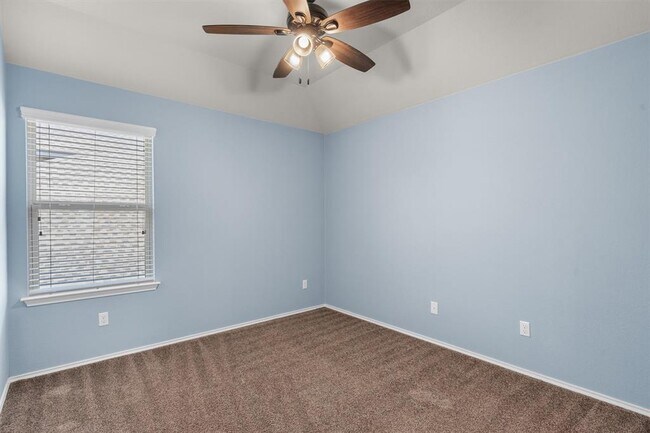 Building Photo - 220 Chickadee Ln