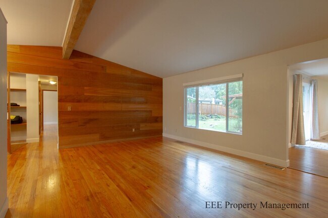 Building Photo - Bellevue Home in Phanton lake Area