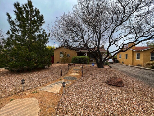 Building Photo - 310 Aliso Dr SE