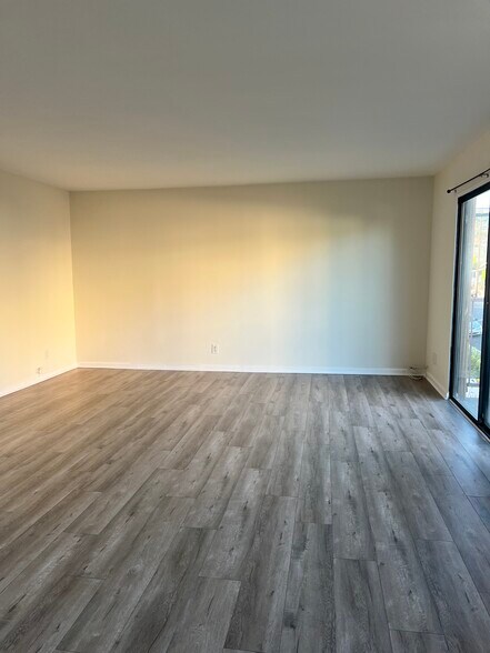 Building Photo - 1759 N Mariposa Ave
