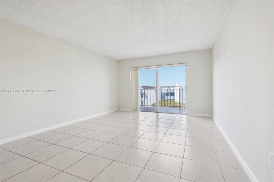 Building Photo - 9360 Fontainebleau Blvd