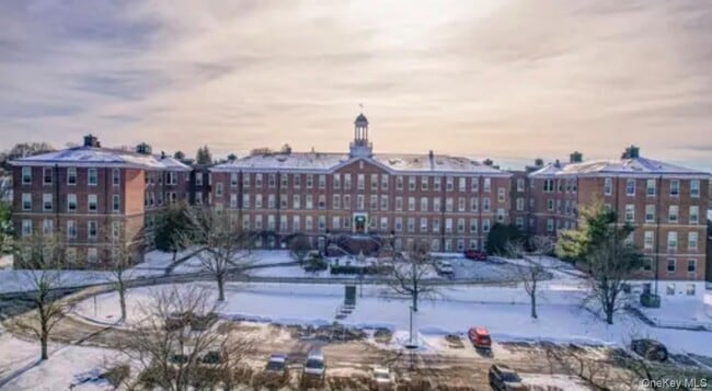 Building Photo - 3311 Villa at the Woods