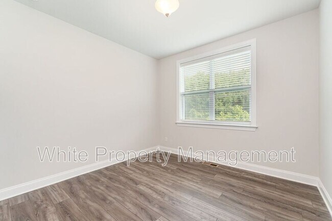 Building Photo - 209 Forsythia Ln
