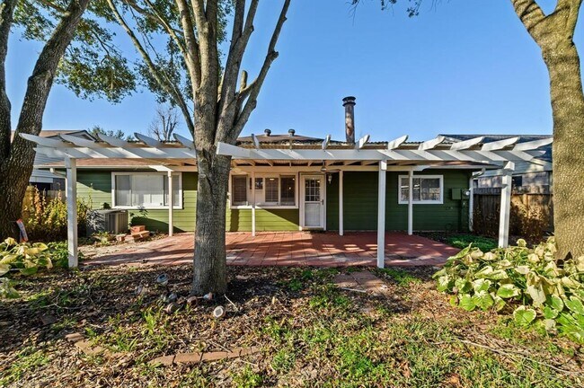 Building Photo - 1935 Pilgrims Point Dr