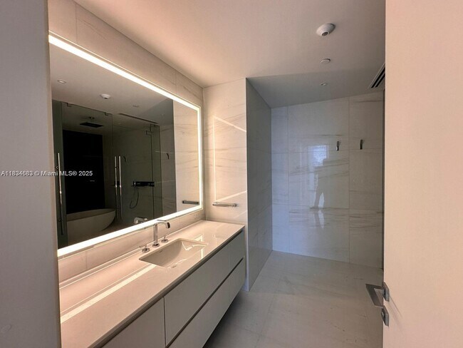 Building Photo - 300 Biscayne Blvd Way