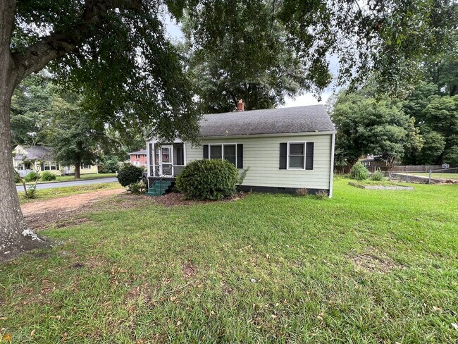 Building Photo - 4105 Rose Ln NE