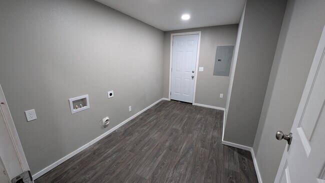 Building Photo - 820 S Moffet Ave