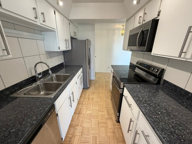 Building Photo - 6340 Americana Dr