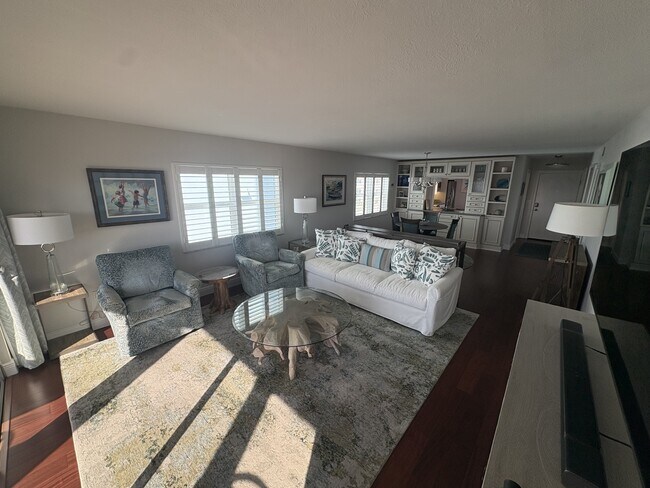 Building Photo - 333 The Esplanade N