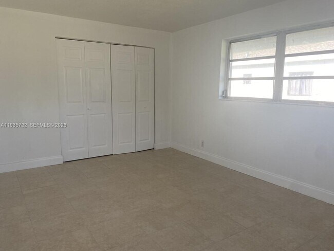 Building Photo - 5904 SW 27th St