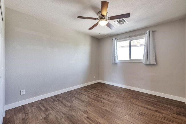 Building Photo - Tempe 6-Bedroom Home Featuring Large Turf Yard & Ideal Location