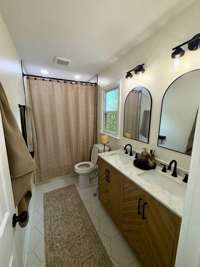 Building Photo - 4 Bed 1 Bath Home for Rent in Newport News!