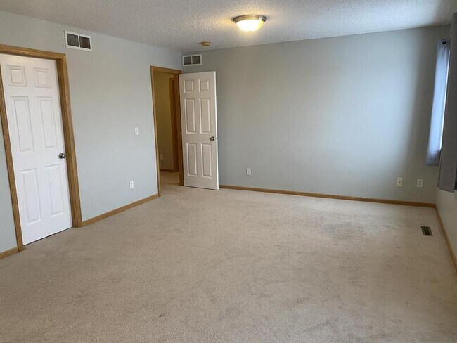 Building Photo - 860 Independence Dr