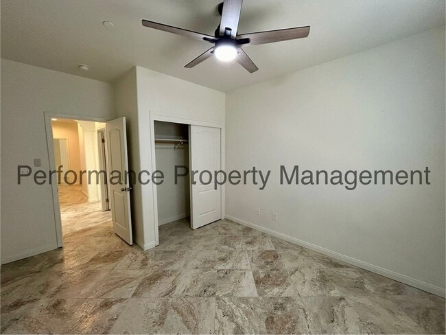 Building Photo - Spacious 4 Bed/2 Bath Home in SW Bakersfie...