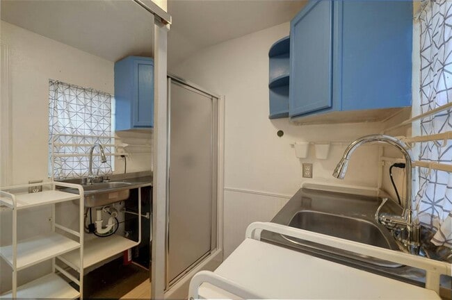 Building Photo - 904 E 55th 1/2 St