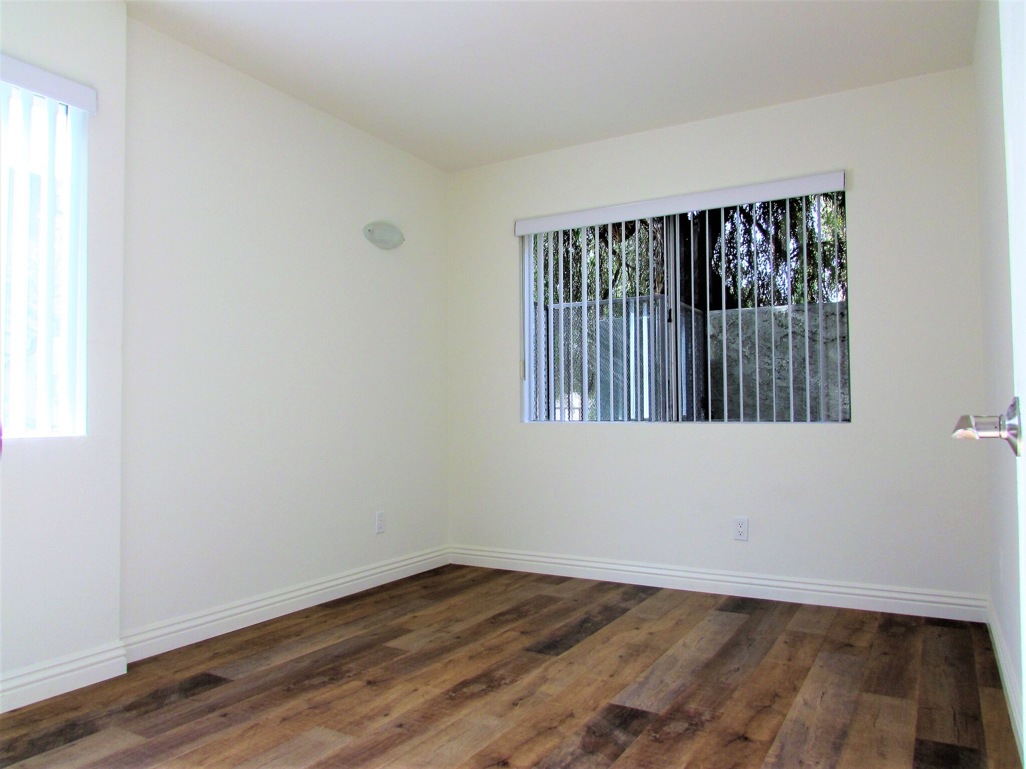 Building Photo - 557 W Stocker St