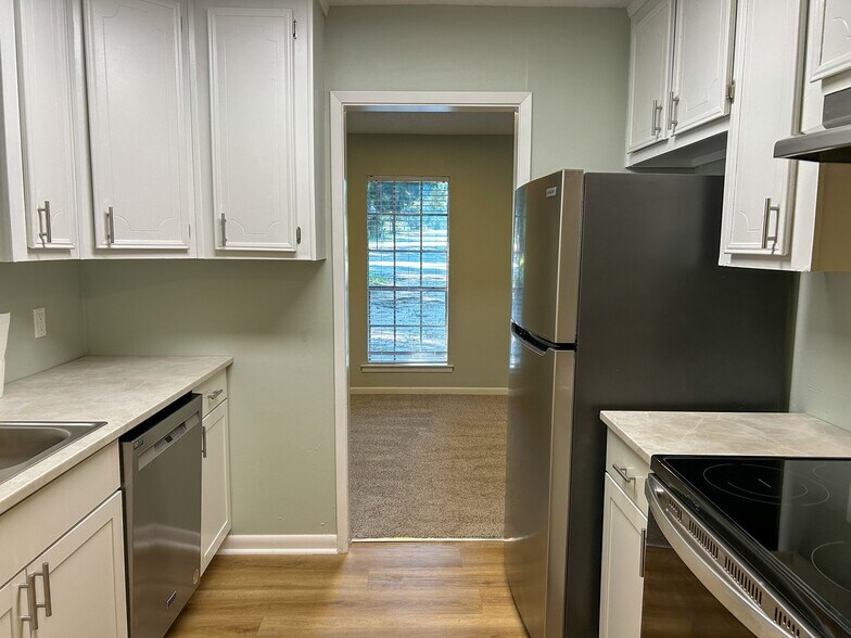 Building Photo - 1716 Northview Dr