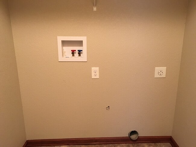 Building Photo - 3 Bed 2 Bath Duplex in Lee's Summit