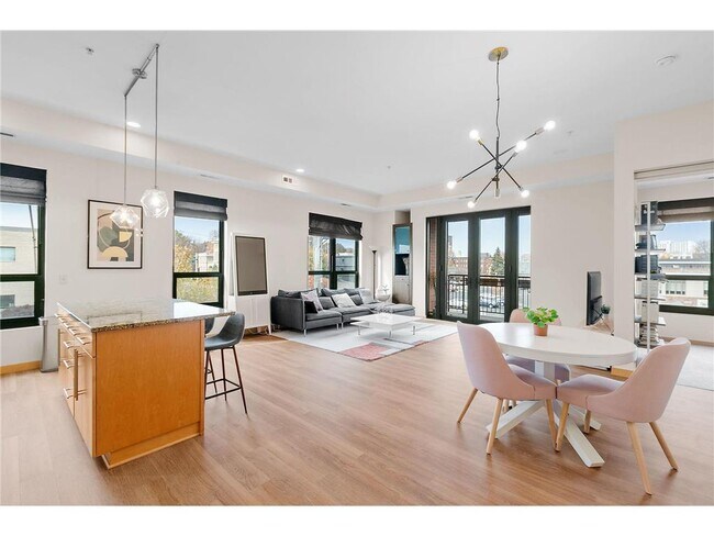 Primary Photo - 9 W Franklin Ave