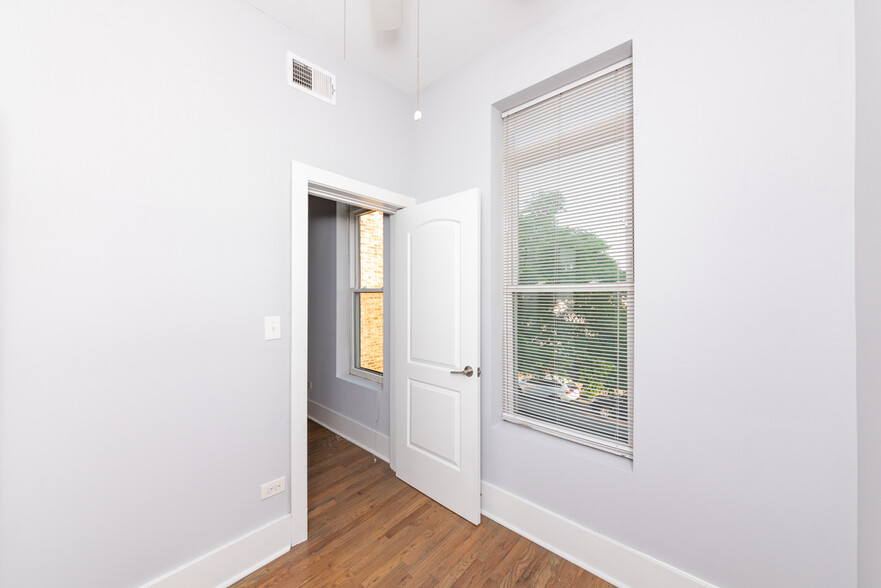 Building Photo - 1728 W 21st Pl