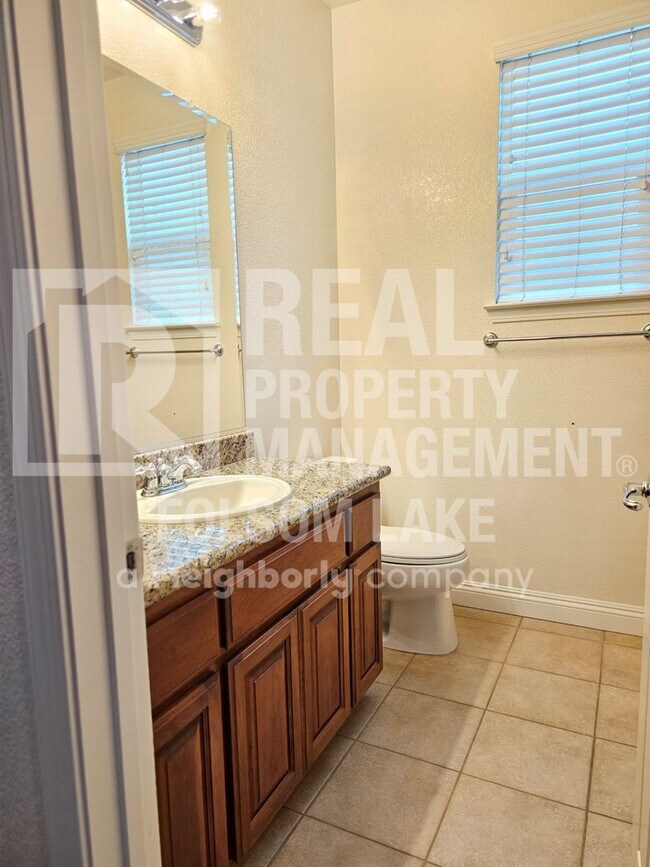 Building Photo - Spacious 3 bedroom 2.5 bath in North Natomas