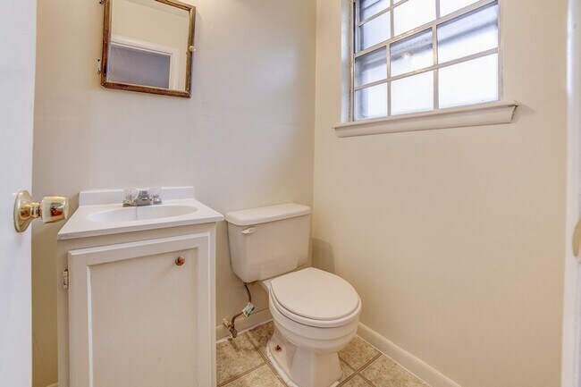 Building Photo - 3 BED 2 BATH! Schedule a tour today!