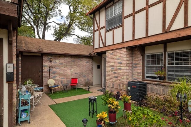 Building Photo - 7406 Shadow Hill Dr